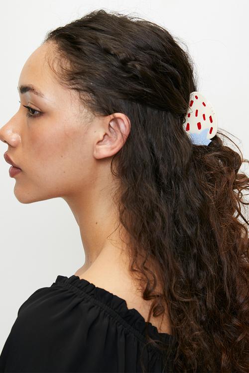 Elaina strawberry claw clip-cream