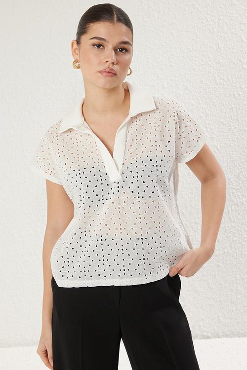 Embroidered detailed polo collar short sleeve knitted blouse - white