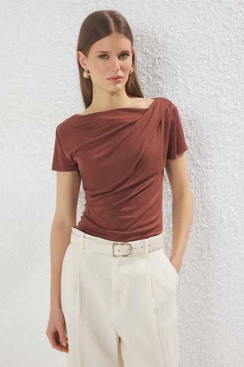 Drape detailed fitted knitted blouse - brown