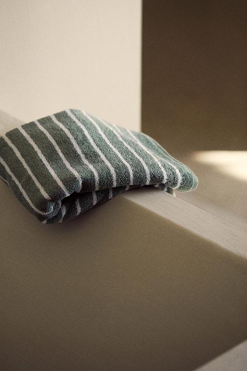 Striped hand towel - green
