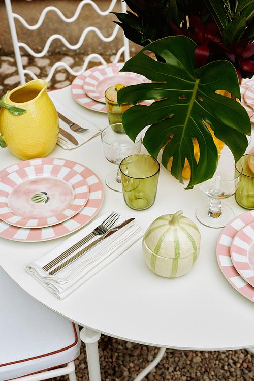 Motif-detail porcelain mid plate - pink/melon