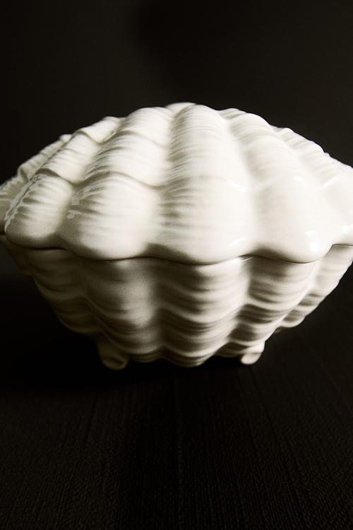 Shell-shaped jar - white