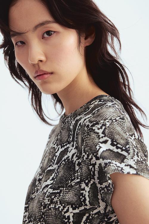 Cap-sleeved top - dark grey snakeskin pattern