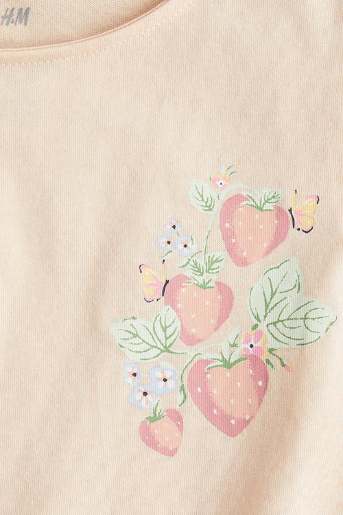 Flutter-sleeved cotton top - light pink strawberries