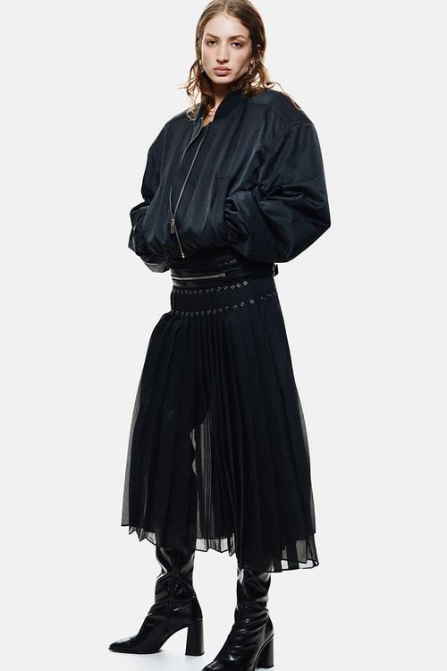 Eyelet-detail plissé skirt - black