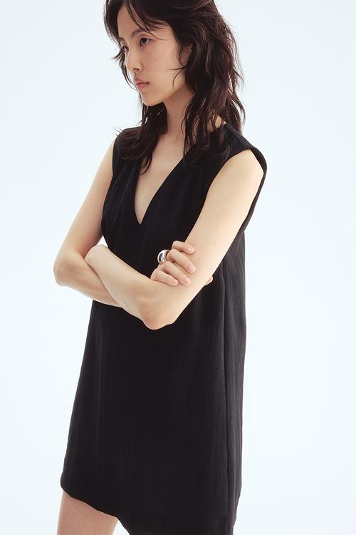 V-neck shift dress - black