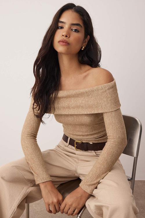 Carmen Collar Fitted/Slim Fit Knitted Blouse  - Beige