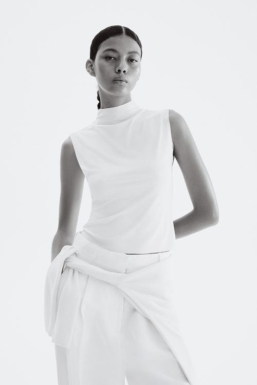 Sleeveless turtleneck top - white