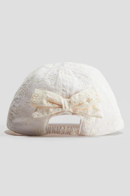 Appliquéd cotton cap - white