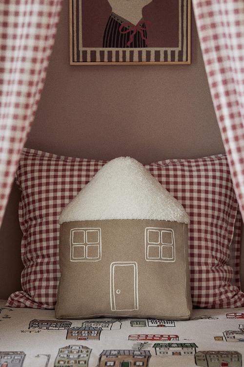 House-shaped cushion - beige house 