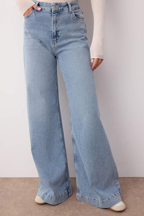 Regular Waist Wide Leg Jean - Light blue