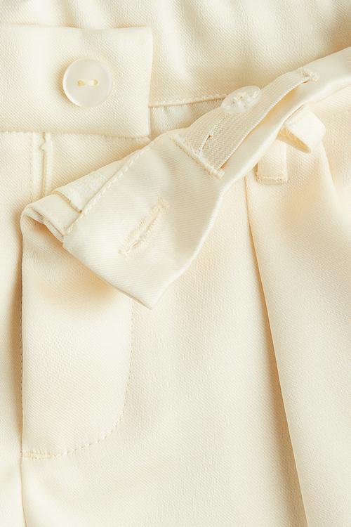 Pleated shorts - light yellow