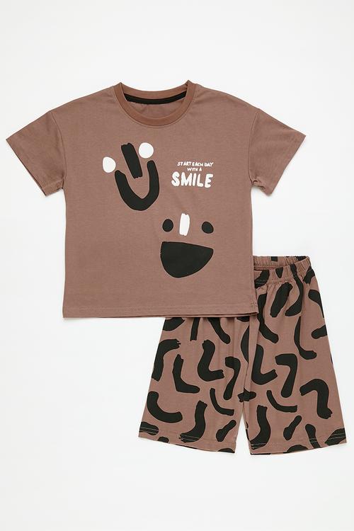 Slogan tee with abstract print shorts - taupe brown/smile