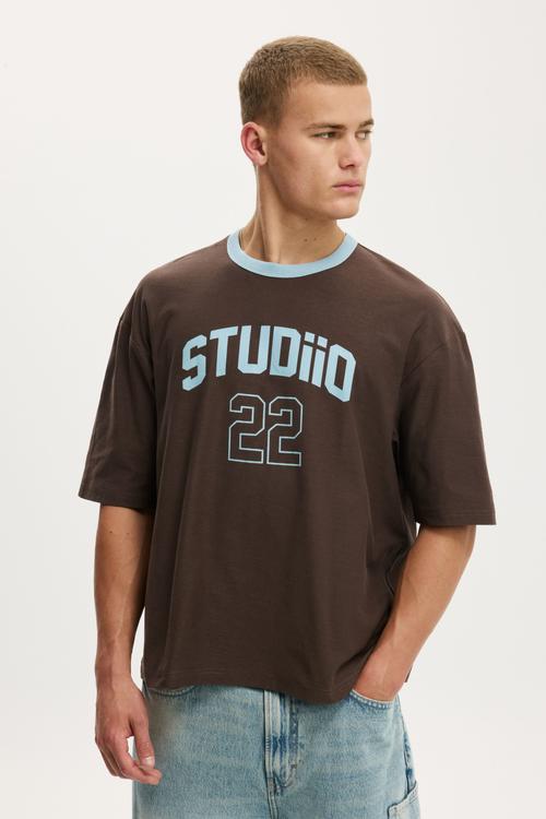 Cropped Fit Graphic T-shirt - Washed Chocolate/Twenty Two