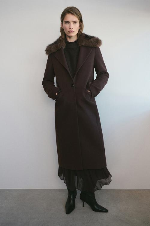 Coat lips - dark brown