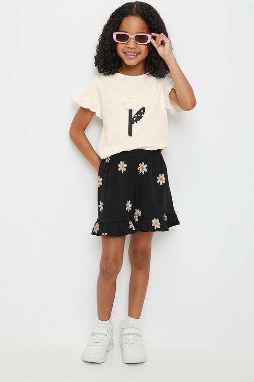 Petal applique tee with floral aop shorts - cream/black
