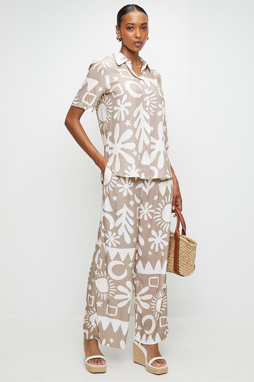 S/S Button Through Regular Fit Shirt With Abstract Print Design - Latte