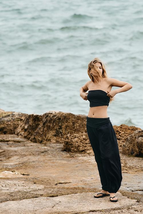 Crinkled balloon-leg trousers - black