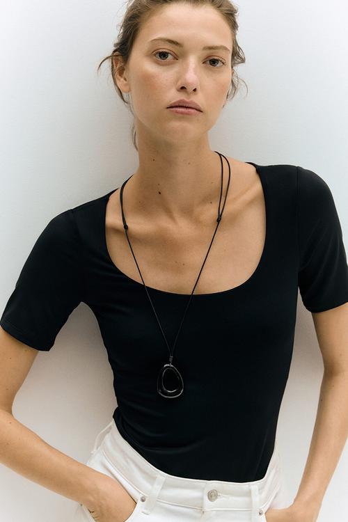 Scoop-neck thong body - black