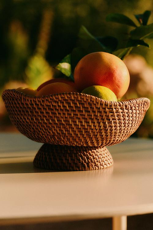 Footed rattan bowl - beige