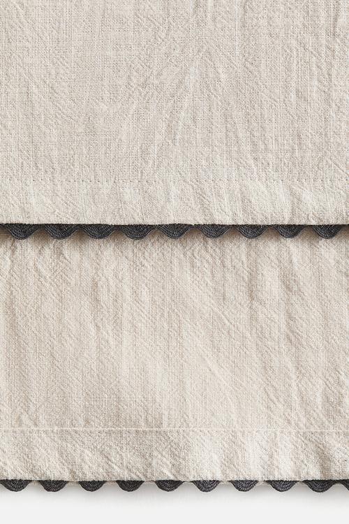Scalloped-edge table runner -  dark grey/beige