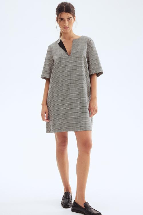 Short-sleeved dress - black dogtooth pattern
