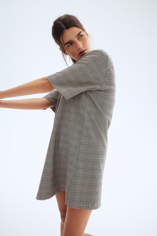 Short-sleeved dress - black dogtooth pattern