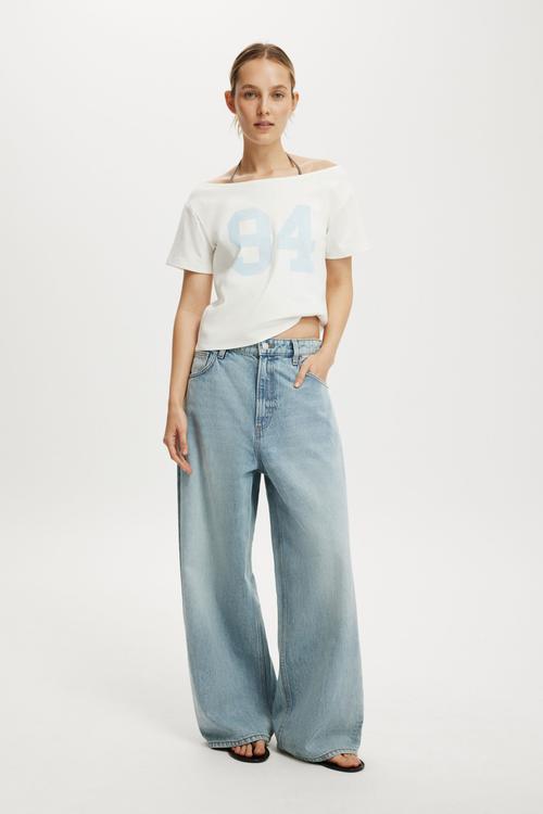 The sporty off shoulder graphic tee - 94/vintage white