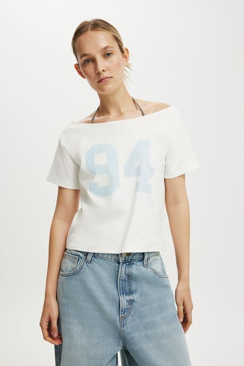 The sporty off shoulder graphic tee - 94/vintage white