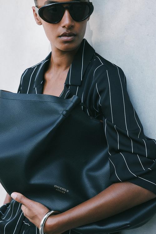 Shopper with pouch - black