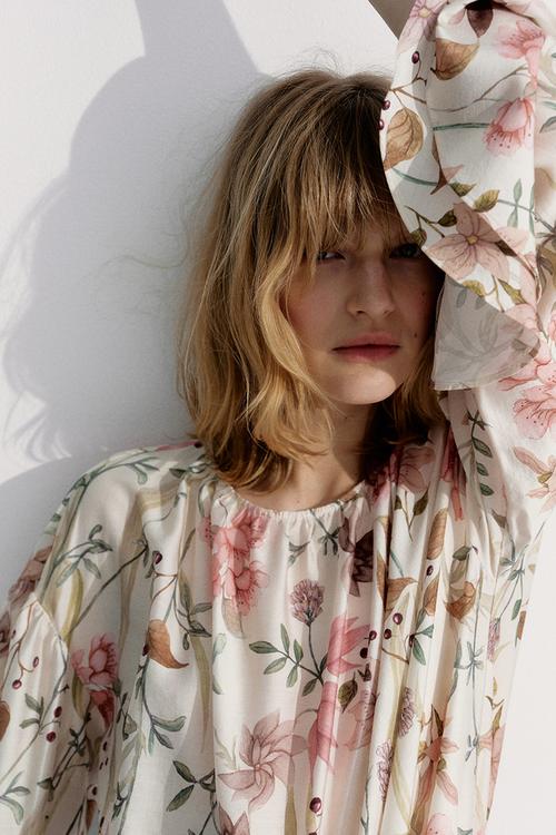 Flounce-cuff blouse - light beige floral