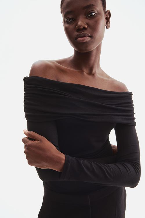 Off-the-shoulder top - black