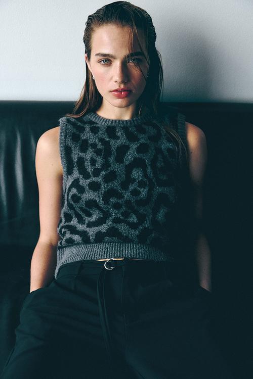 Jacquard-knit sweater vest - dark grey/leopard print 