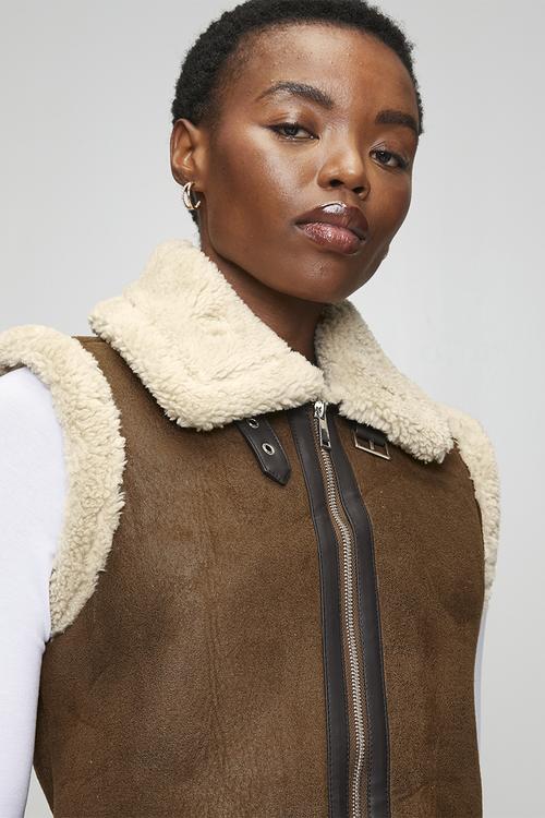 Ladies Faux Suede And Sherpa Gilet With Wide Collar And Pu Trim2 Welt Pockets - Dark Tan/ Cream