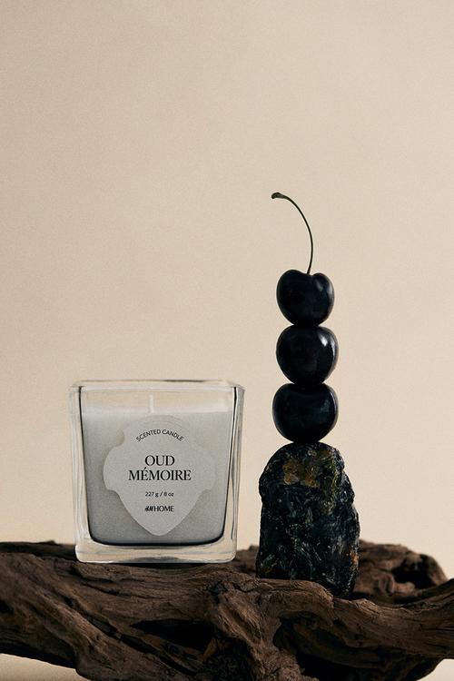 Scented candle in glass holder - oud mémoire