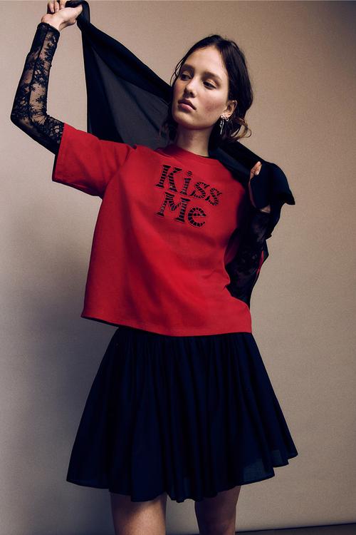 Embroidery-detail T-shirt - Red Kiss Me
