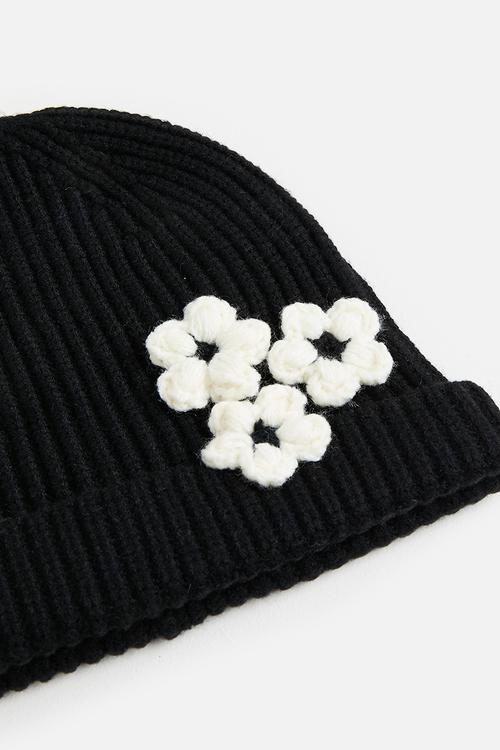 Fitted beanie with crocheted flowers - black