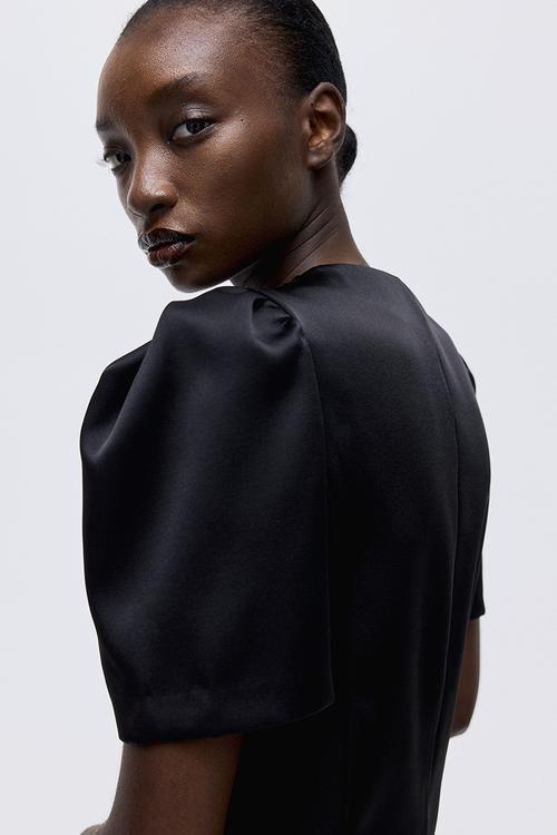 Puff-sleeved blouse - black