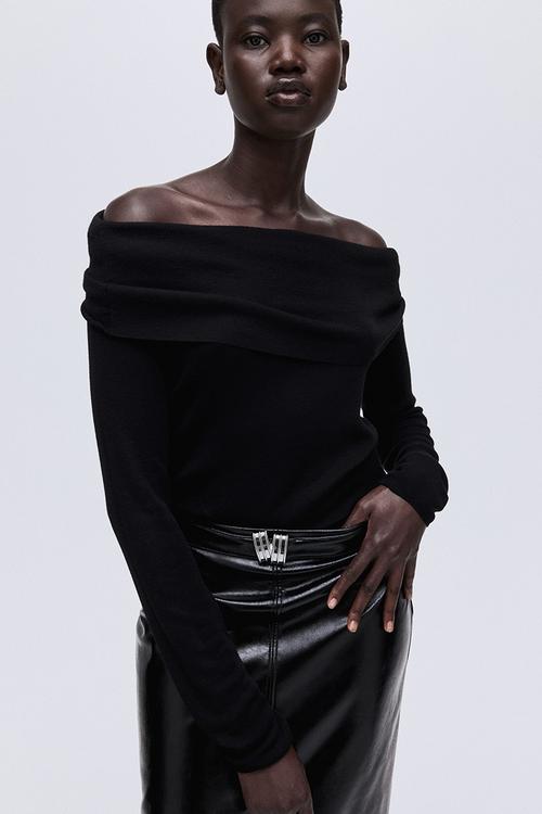 Off-the-shoulder jumper - black