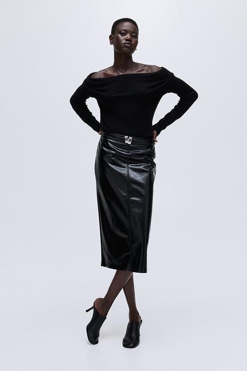 Off-the-shoulder jumper - black