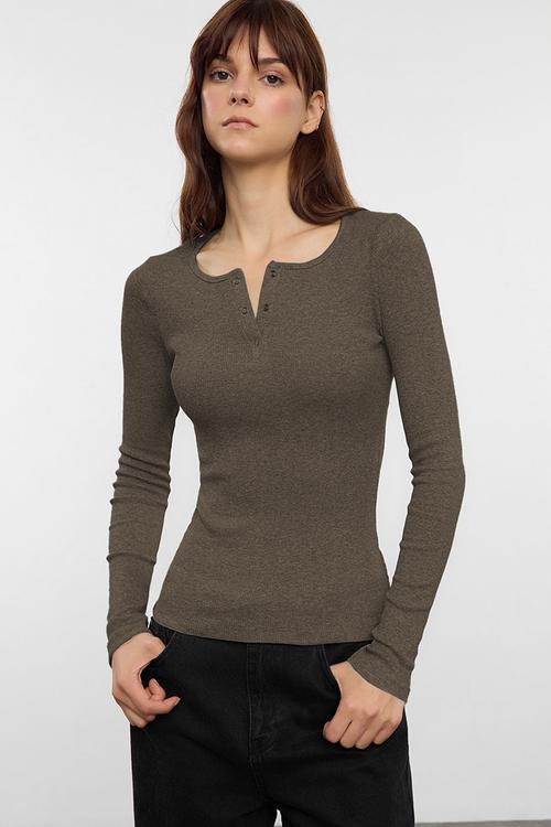 Snap Fastener Fitted/Bodycon Ribbed Stretch Knit Blouse - Mink