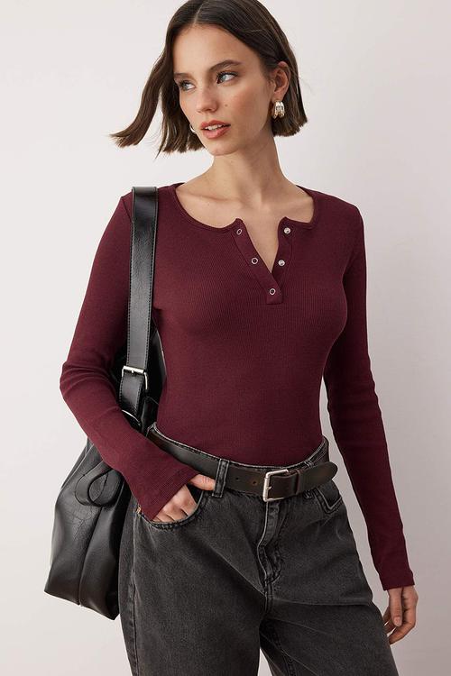Snap Fastener Fitted/Bodycon Corded Fabric Flexible Knitted Blouse - Burgundy