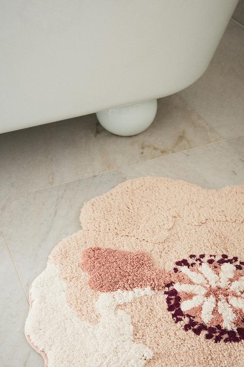 Tufted flower-shaped bath mat - powder pink/flower