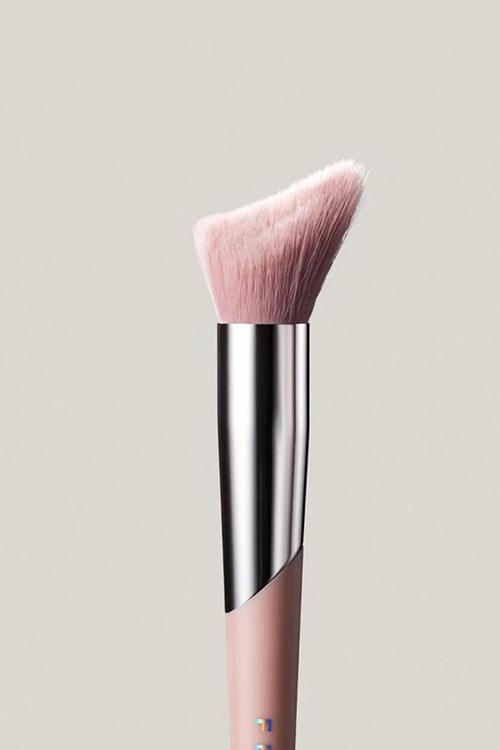 Cheek-Huggin Highlight Brush - 120