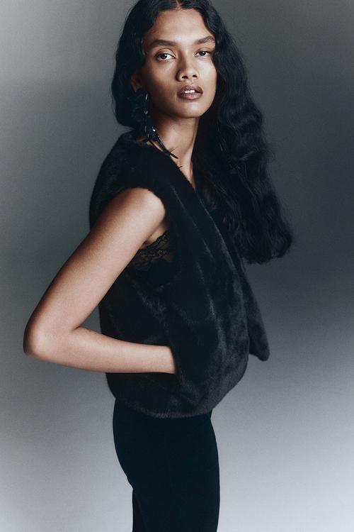 Fluffy gilet - black