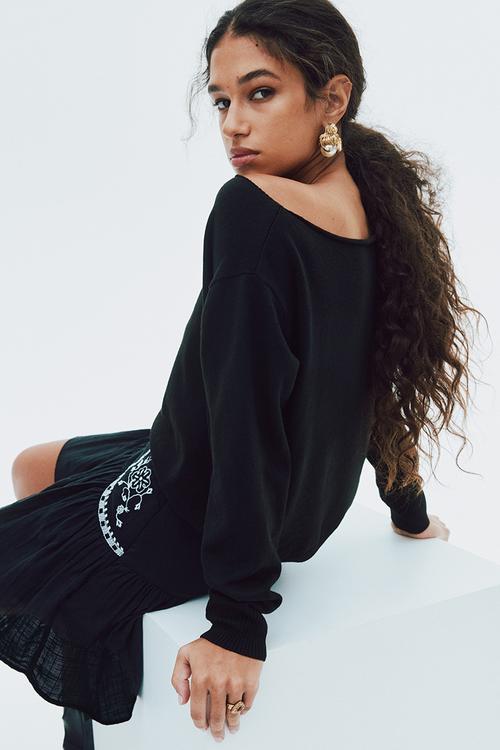 Off-the-shoulder jumper - black