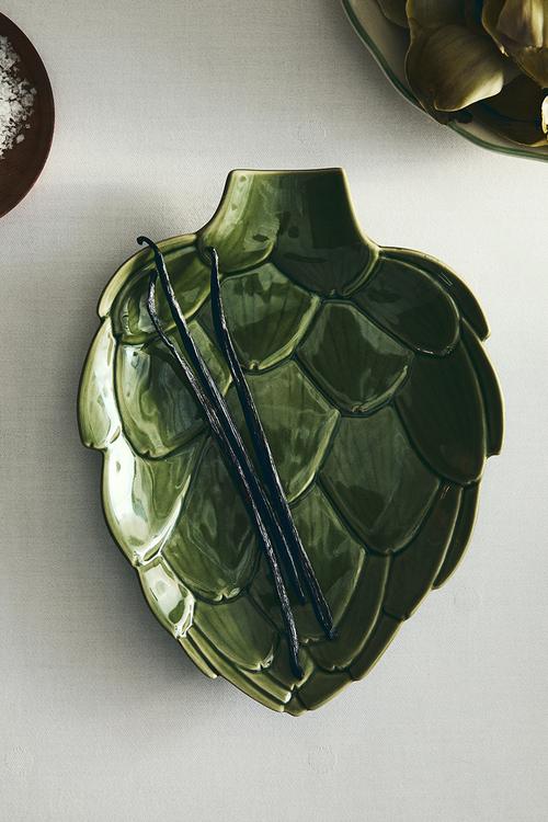 Figurative stoneware serving plate - green/artichoke