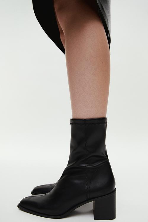 Heeled ankle boots - black
