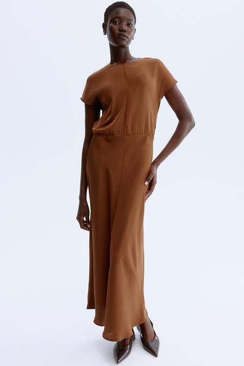 Cap-sleeved satin dress - brown