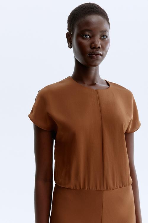 Cap-sleeved satin dress - brown